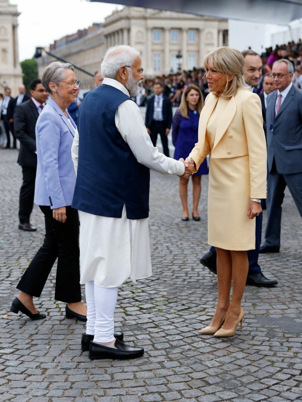 Prva dama Francuske Brižit Makron se rukuje s premijerom Indije Narendrom Modijem, na obeležavanju Dana pada Bastilje