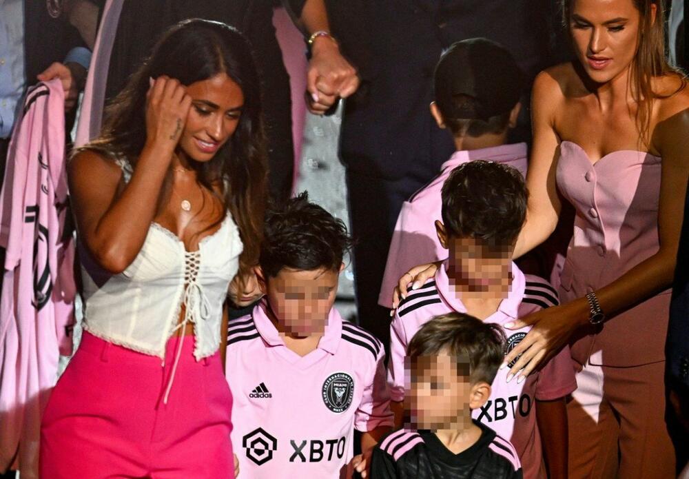 Antonela Rokuco sa sinovima na promociji Lionela Mesija, novog igrača Intera iz majamija