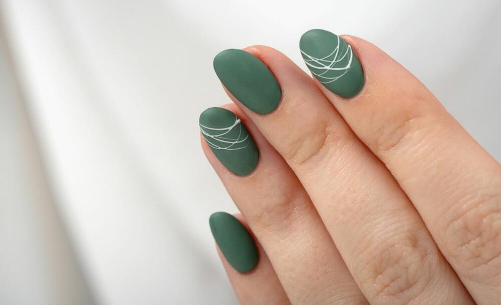 Zeleni mat nokti odličan su izbor za letnje dane
