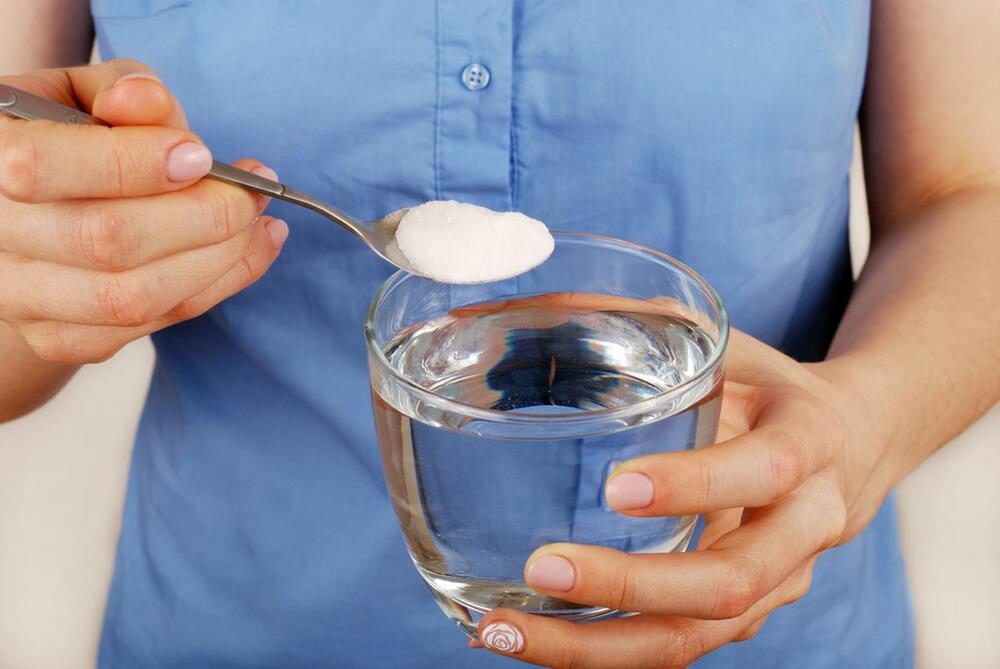 Soda bikarbona razmućena u čaši vode se često preporučuje kod niza stanja, ali da li ova mešavina deluje?