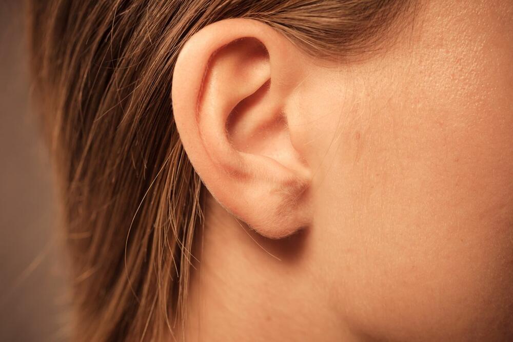Infekcija ili zapaljenje srednjeg uha nastaje kada virus ili bakterija zahvati područje iza bubne opne