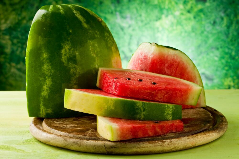 lubenica je idealna za leto i sunce