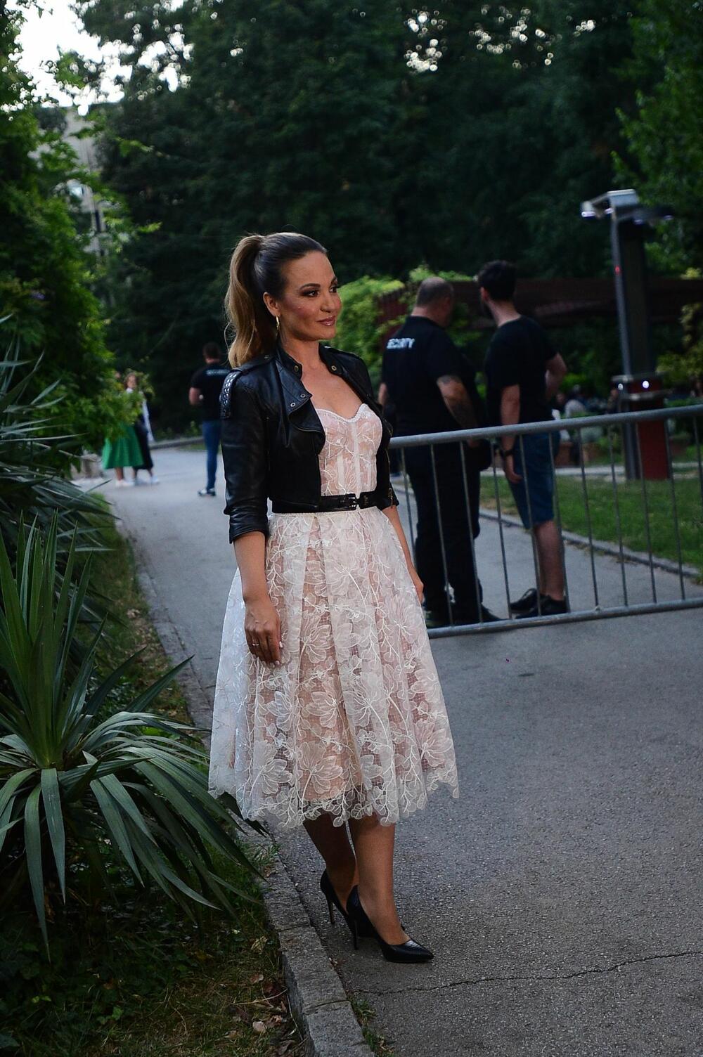 Jelena Tomašević obožava kombinaciju elegantne haljine i kožne jakne