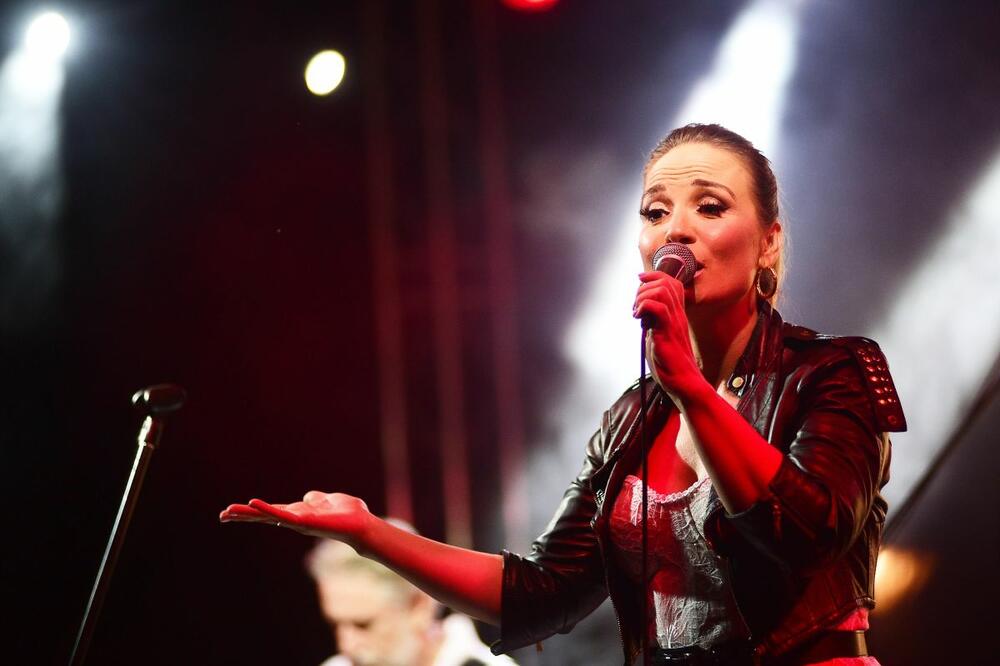 <p>Pevačica Jelena Tomašević u trendi i ženstvenoj kombinacij sa primesom "rokerskog" stila.</p>
