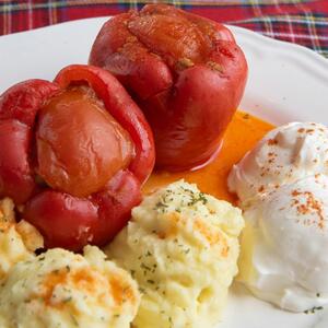 Izdašan i JEFTIN ručak bez mesa: Punjene paprike s krompirom savršen su ručak za letnje dane