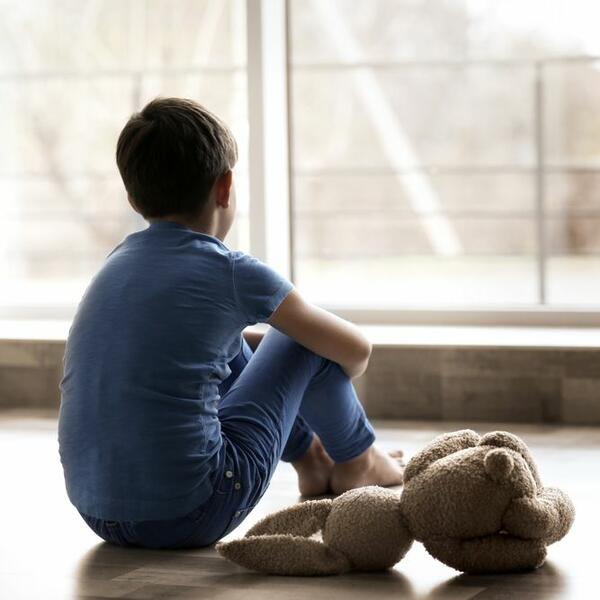 Roditelji nesvesno poručuju detetu "Tvoja osećanja nisu bitna": 7 znakova emocionalnog zanemarivanja u DETINJSTVU