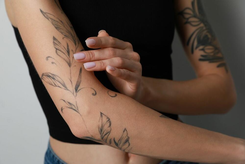 Tetovaže su jedan od omiljenih ukrasa na telu proketlih godina,  ali nije najbolja odluka tetovirati se tokom leta