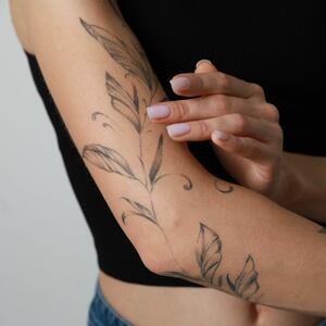Zbog čega se ne treba tetovirati tokom leta (i šta ako baš želite)? Saveti tattoo majstora koje morate da imate u vidu