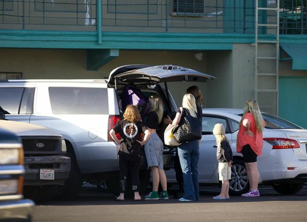 Tori Speling je s decom nedavno fotografisana na parkingu ispred jednog motela