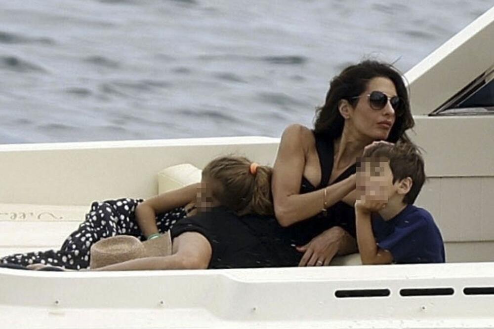 <p>Džordž i Amal Kluni uslikani su na jezeru Komo sa svojim preslatkim šestogodišnjim blizancima</p>