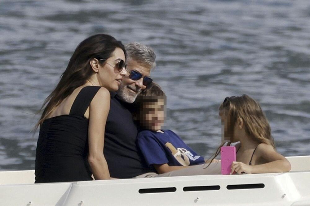 <p>Advokatica Amal Kluni nepogrešiva je kad je u pitanju moda, a na jezeru Komo blistala je kao modna ikona!</p>