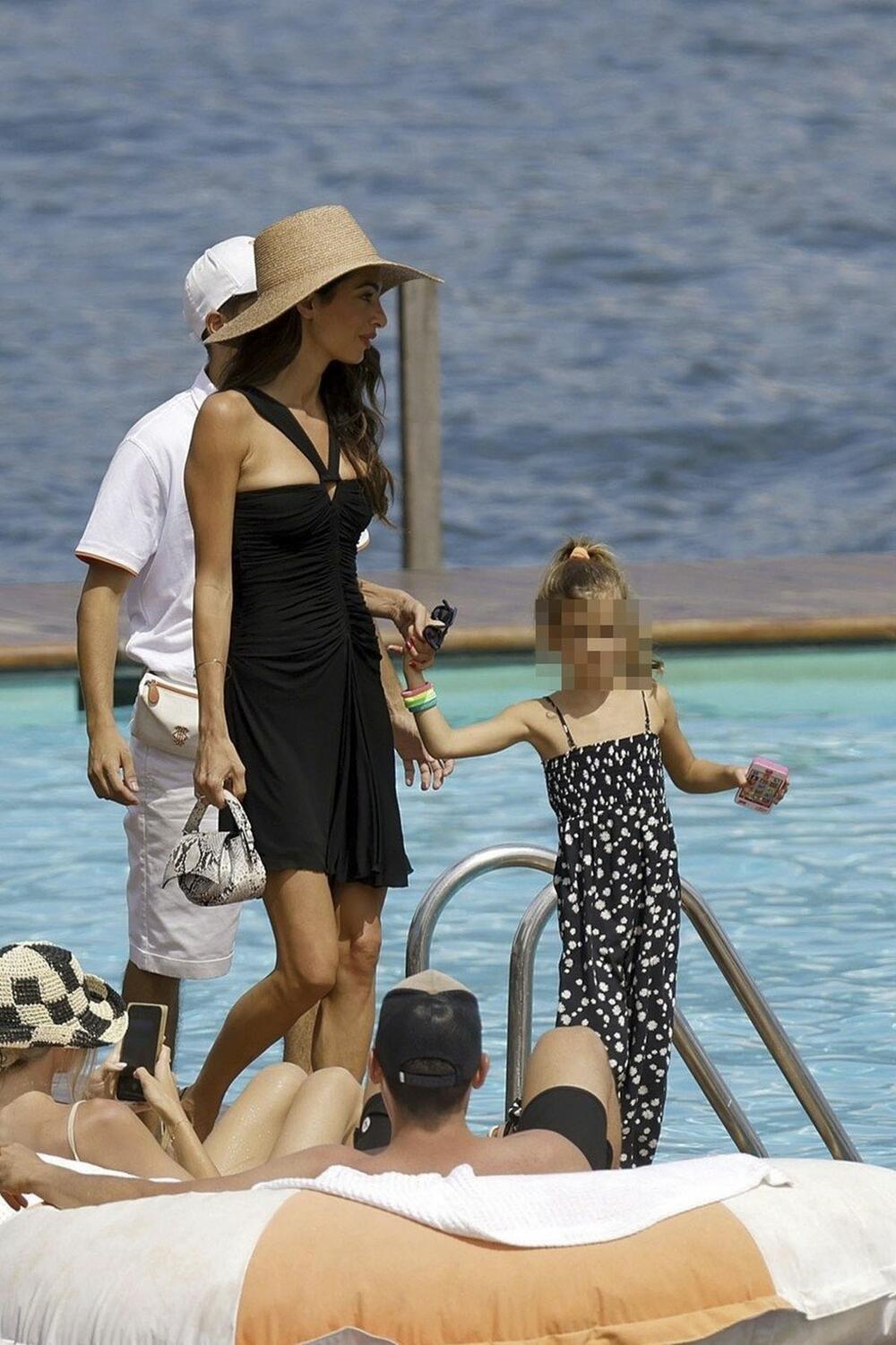<p>Džordž i Amal Kluni uslikani su na jezeru Komo sa svojim preslatkim šestogodišnjim blizancima</p>