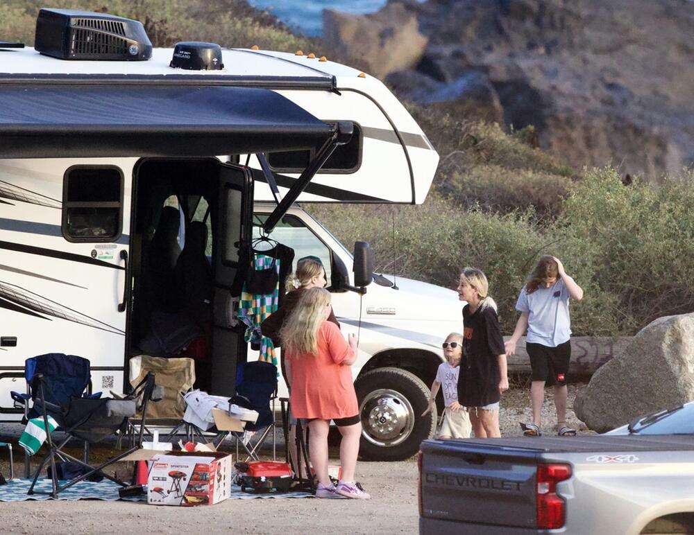 Tori Speling s decom ispred kampera u kom žive u Kaliforniji