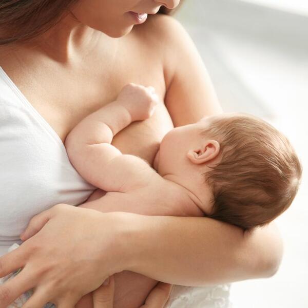 Česta dilema i strah novopečenih mama: Kako da znam da beba unosi dovoljno mleka?