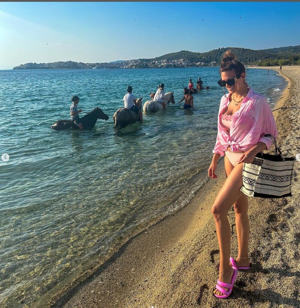 <p>Nina Radulović poslednjih dana uživa u zasluženom odmoru, koji provodi na moru. </p>
