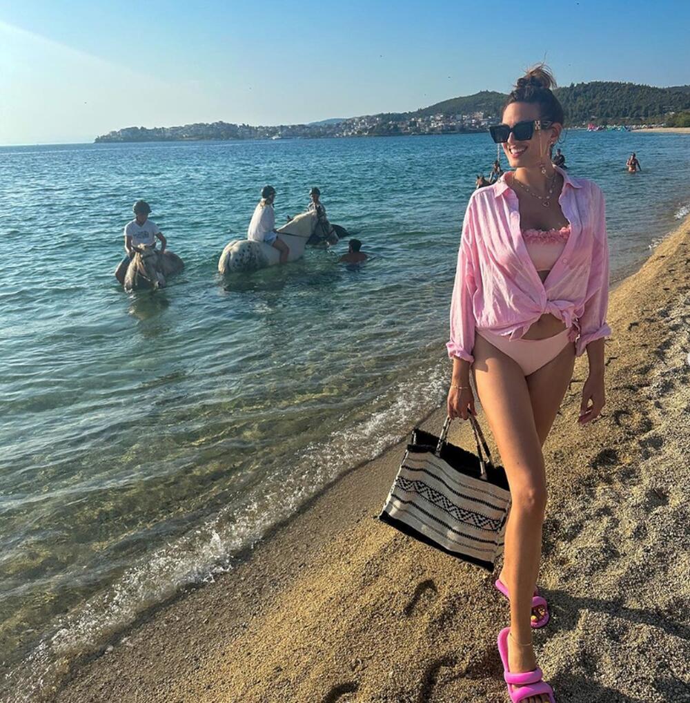 <p>Nina Radulović poslednjih dana uživa u zasluženom odmoru, koji provodi na moru. </p>
