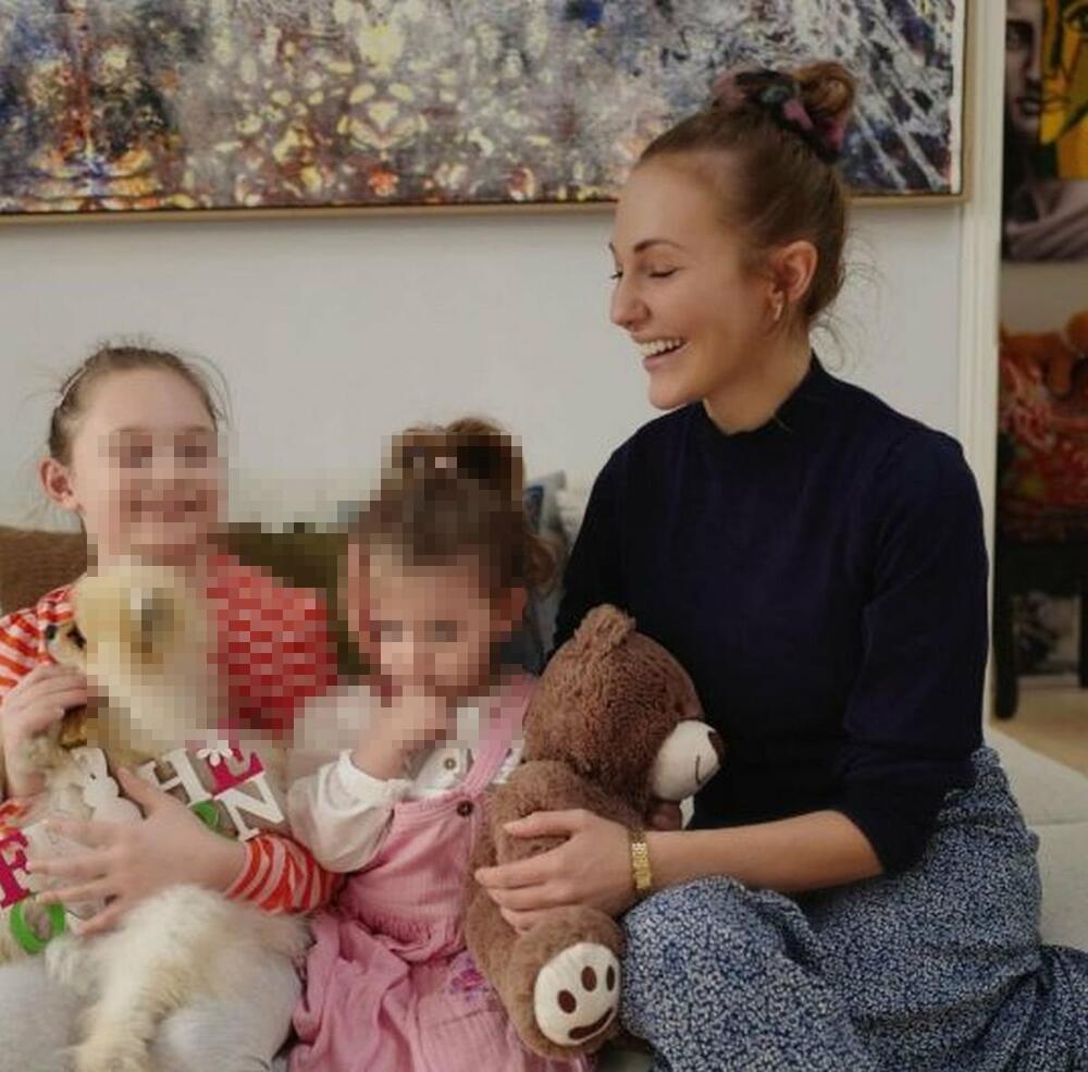 Merjem Uzerli sa ćerkama Larom i Lili u svom domu u Berlinu