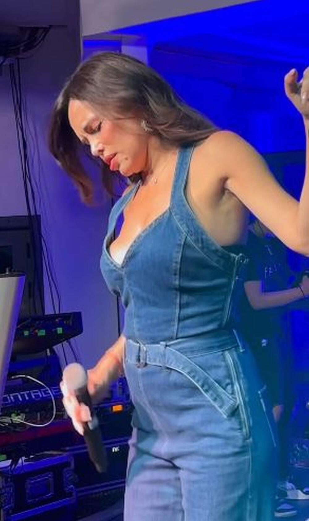 <p>Severina u teksasu od glave do pete.</p>