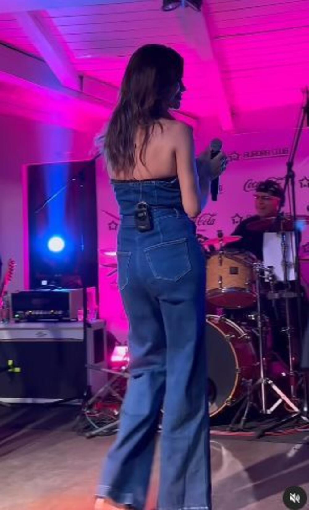 <p>Severina u teksasu od glave do pete.</p>