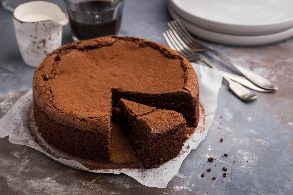 Umesto čokoladne glazure možete posuti tortu i kakao prahom