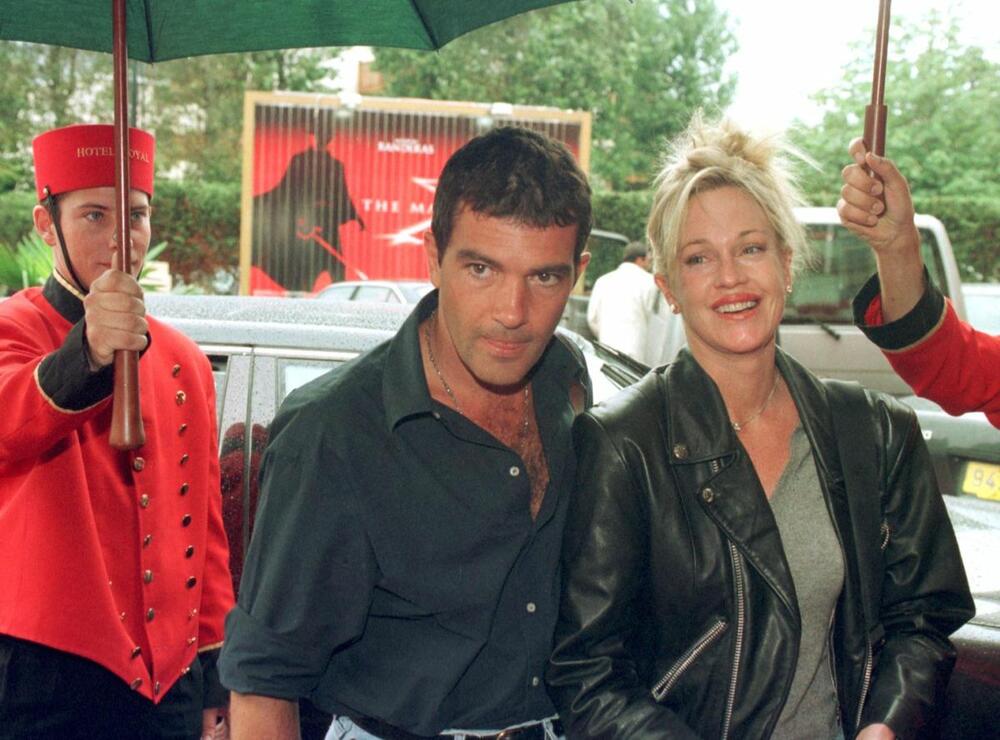 Antonio Banderas i Melani Grifit ispred jednog hotela u Francuskoj 1998. godine