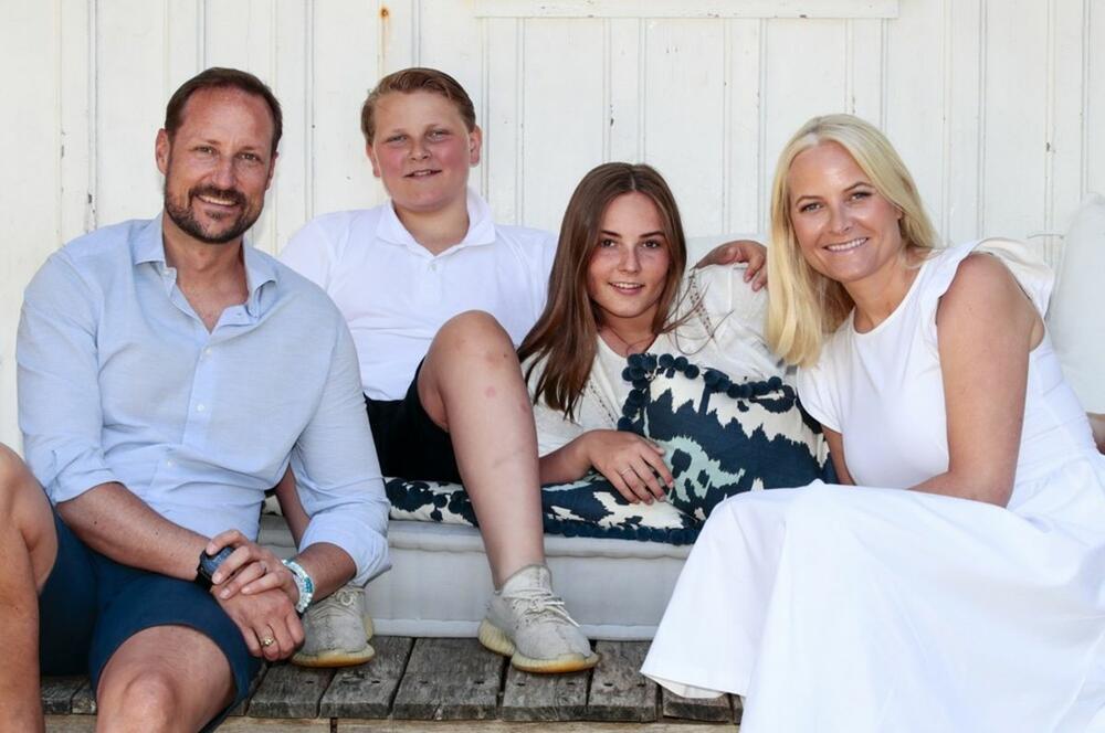 Princ Hakon sa suprugom princezom MEte-MErit, sinom princem Serom magnusom i ćerkom princezom Ingrid Aleksandrom