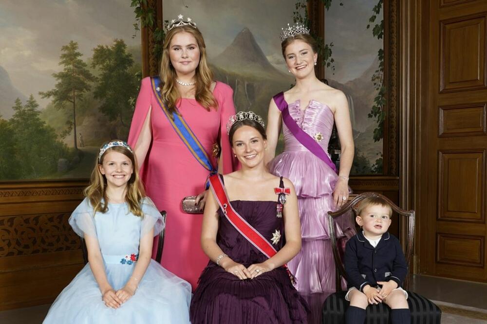 Princeza Ingrid Aleksandra, buduća kraljica Norveške. u društvu pricneze Katarine Amalije od Holandije i drugih budućih monarha evropskih zemalja