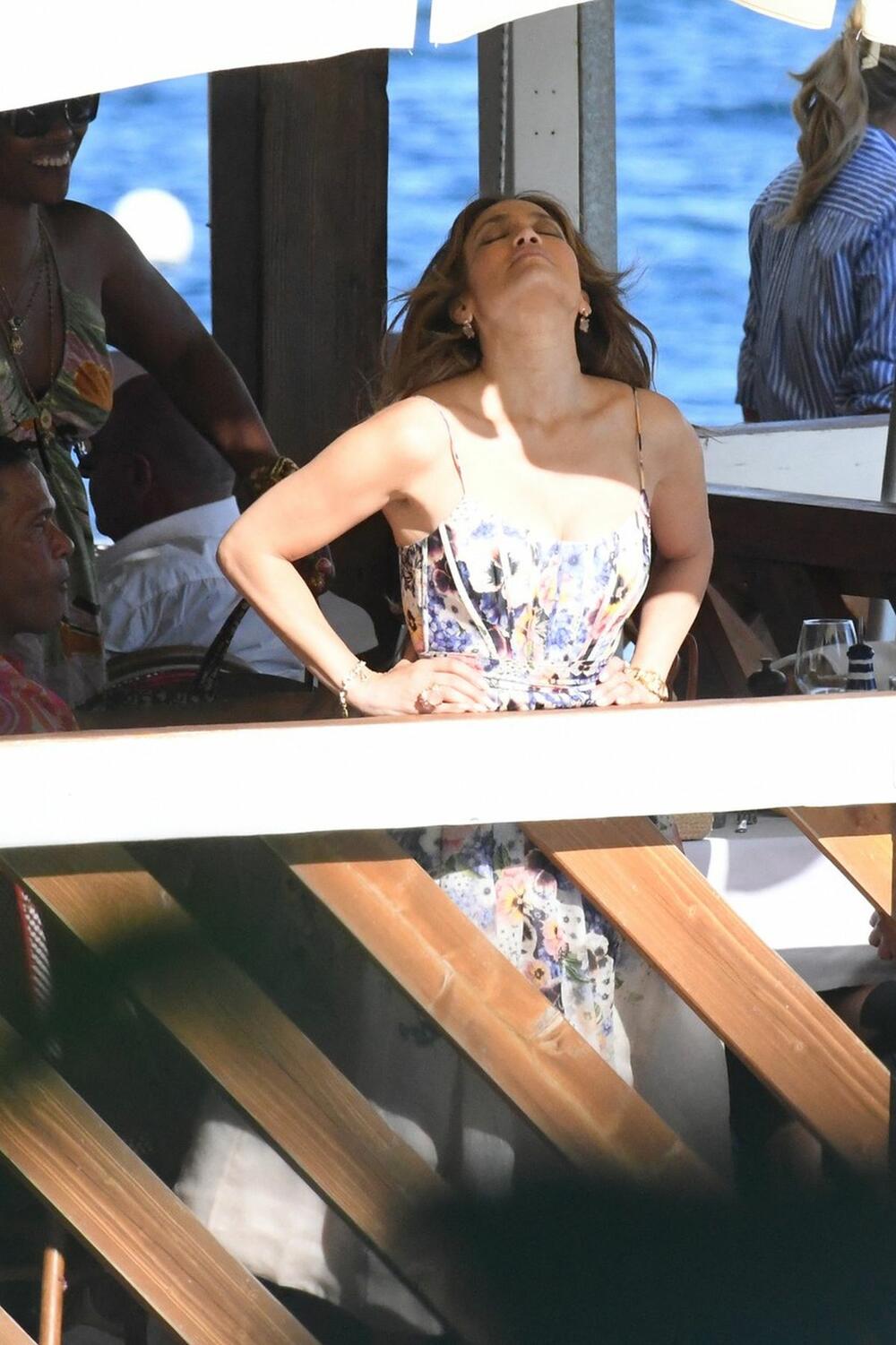 Dženifer Lopez na odmoru u Amalfiju u prelepoj cvetnoj haljini modne kuće Zimmerman