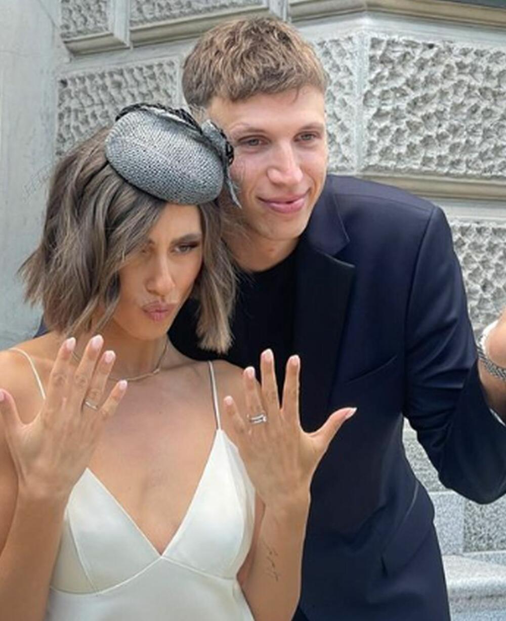<p>Srpski košarkaš i lepa manekenka venčali su se na intimnoj ceremoniji u Beogradu.</p>