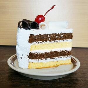 Za rođendane, slave, svadbe: Kremasta NUGAT torta s dva čokoladna fila (RECEPT)