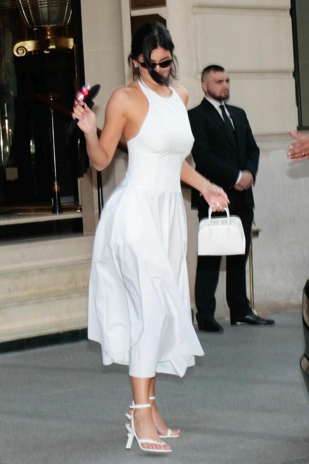 kajli džener viđena j eu beloj fit and flare haljini koja ističe njenu figuru na najbolji mogući način
