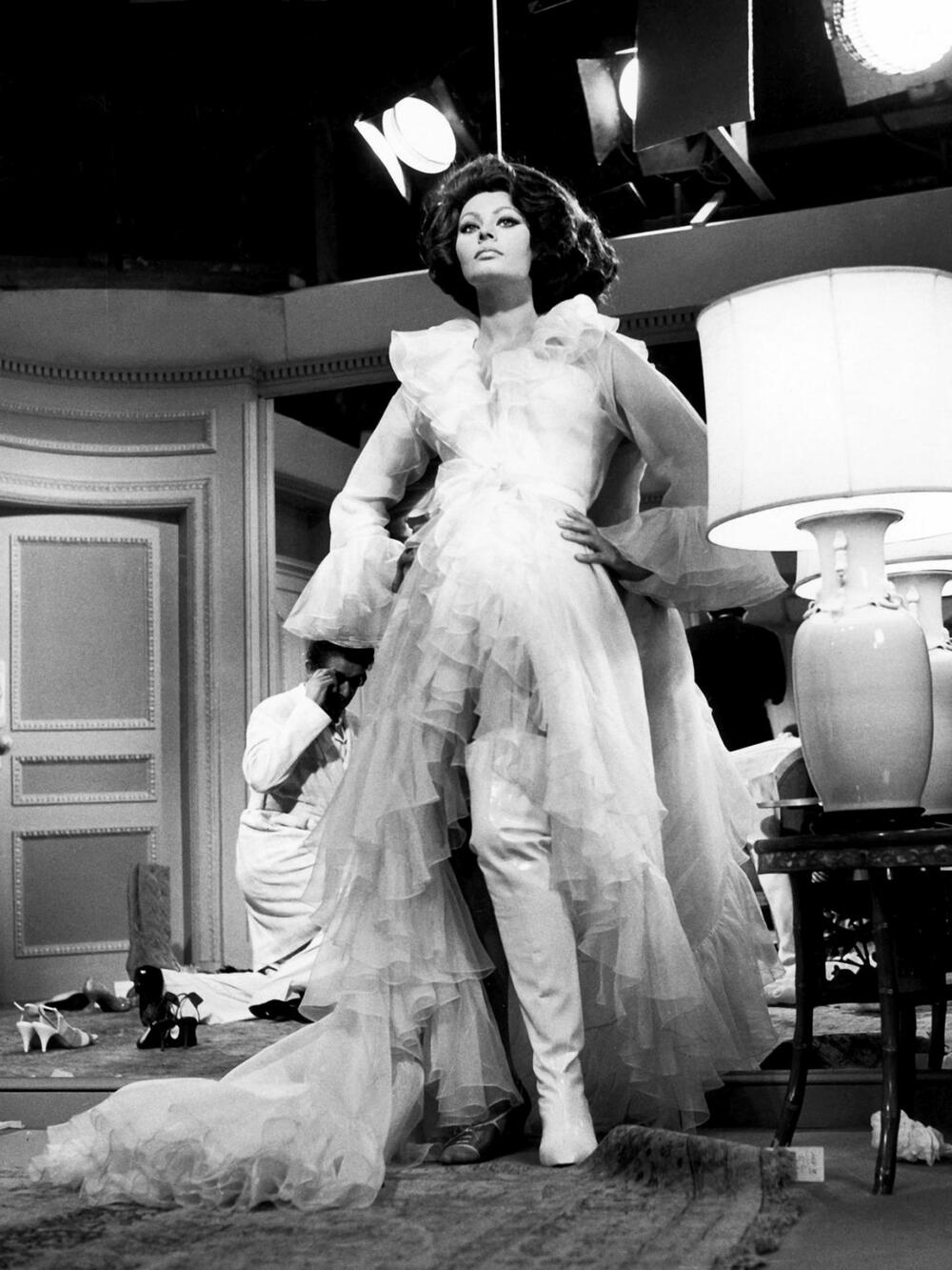 Sofija Loren u filmu "arabeska" (1966), u Dior haljini Marka Boana