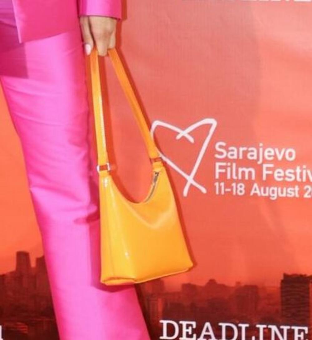 <p>Anđela Jovanović sijala je na crvenom tepihu Sarajevo Film festivala u kolor-blok izdanju</p>
