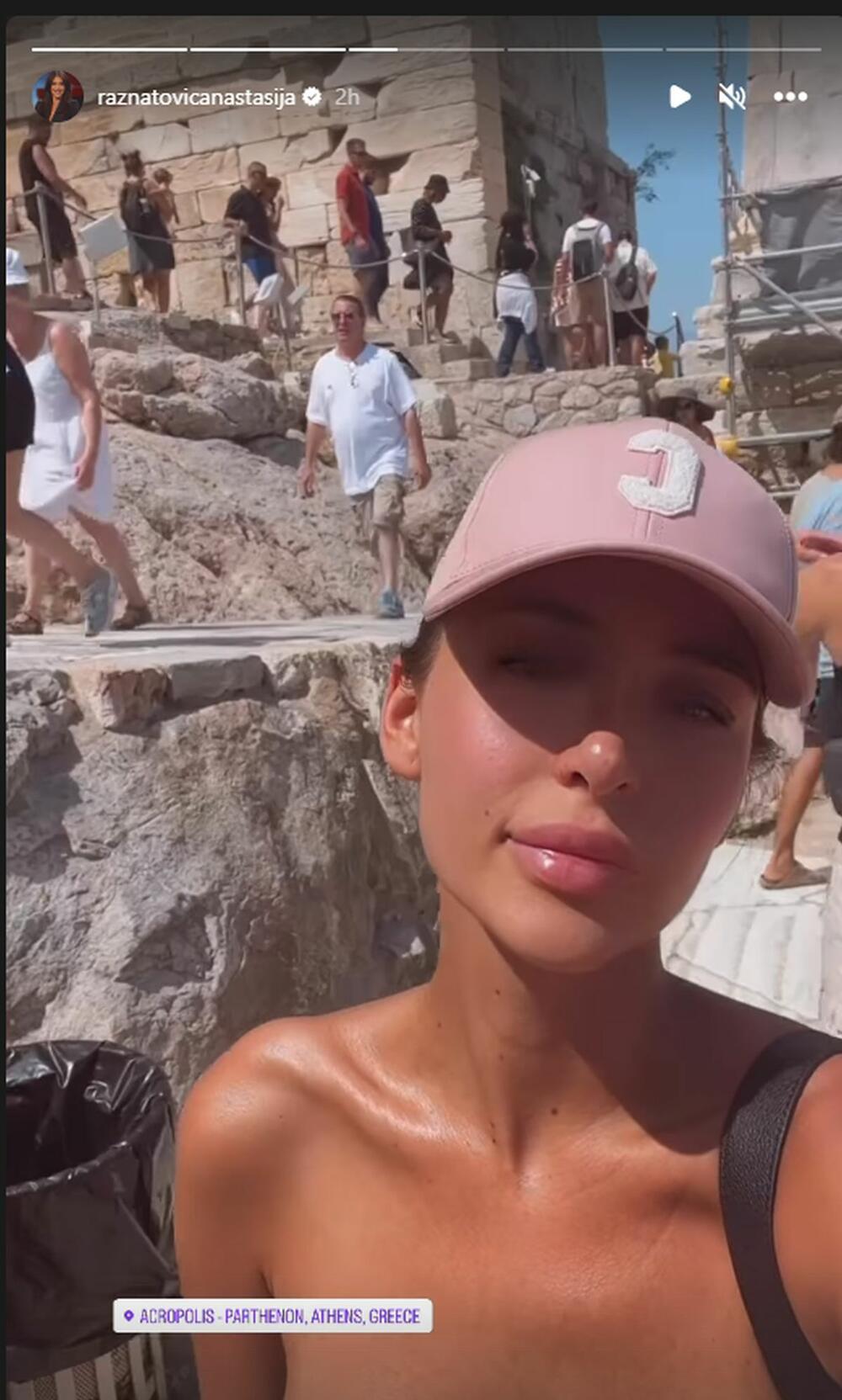 <p>Anastasija Ražnatović doputovala je u Atinu, a za vreli letnji dan birala je glavni aksesoar u pink boji</p>