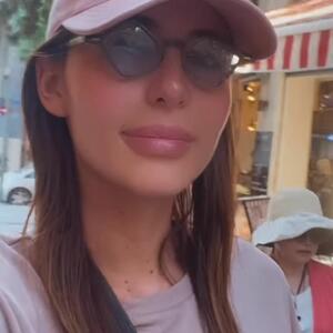 Uklapa se u svaki street style autfit: Barbi aksesoar Anastasije Ražnatović idealan za vrele dane u Atini