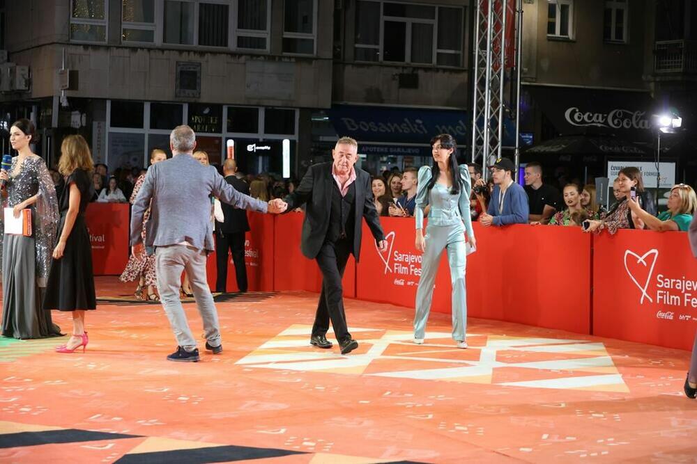 <p>Dva popularna glumačka para zajedno su se pojavili na premijeri predstave Pigmalion u Beogradu.</p>