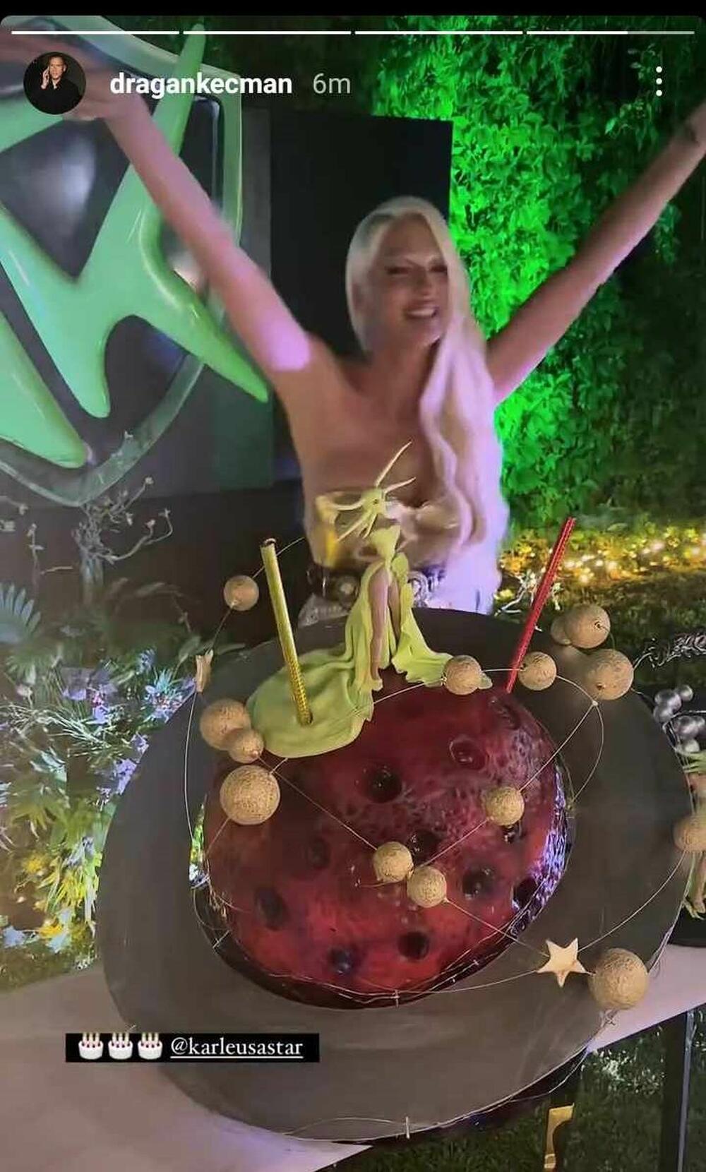 <p>Jelena Karleuša proslavila je 45. rođendan u svojoj vili na Dedinju, gd eje organizovala žurku koja će se pamtiti!</p>