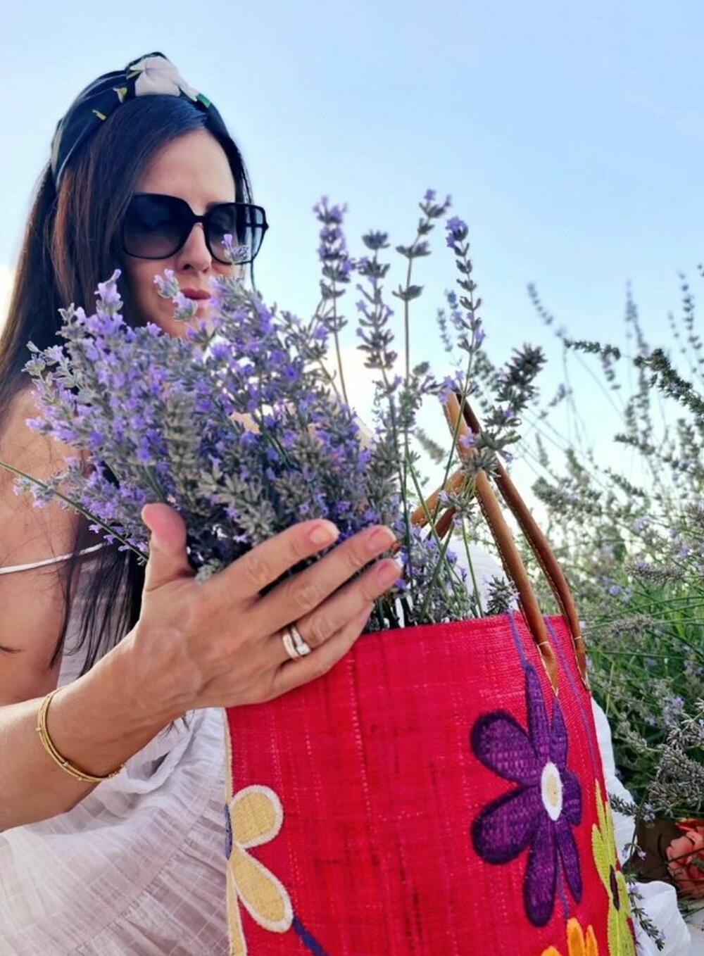 Cvetna torba Tamare Vučić savršena je za letnji dan u prirodi