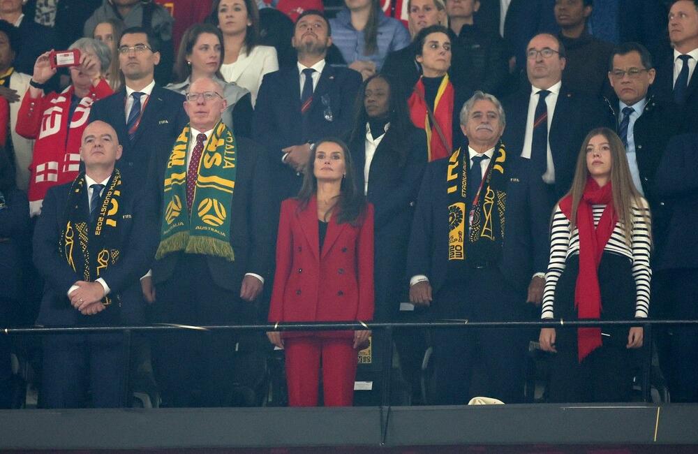 Kraljica Leticija u crvenom odelu na Svetskom prvenstvu u fudbalu za žene