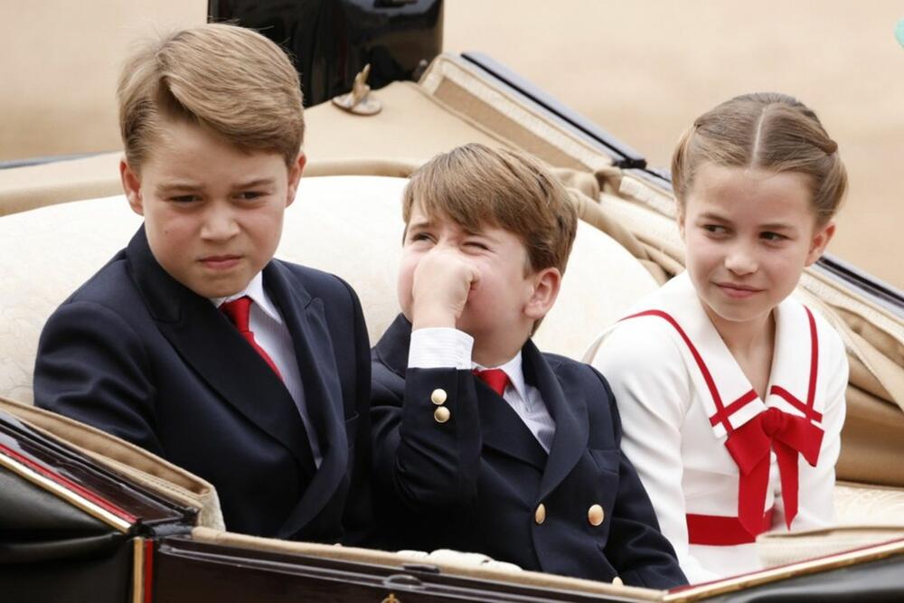 Princ Džordž, princ Lui i princeza Šarlot na paradi Pozdrav bojama u Londonu