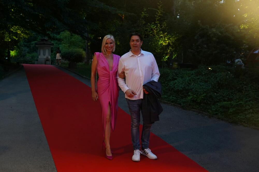 <p>Marija Veljković i Rastko Janković pojavili su se na crvenom tepihu u Beogradu, a ona je blistala u barbi stilu</p>