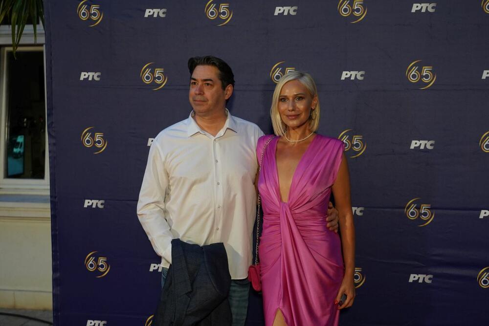 <p>Marija Veljković i Rastko Janković pojavili su se na crvenom tepihu u Beogradu, a ona je blistala u barbi stilu</p>