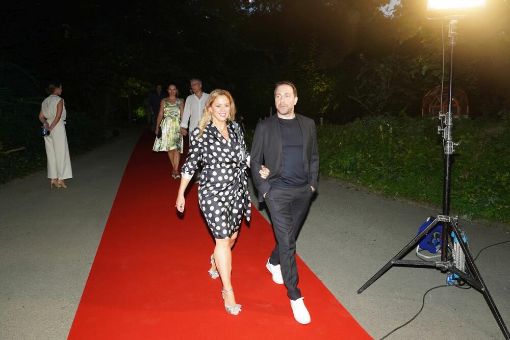 <p>Glumac Gordan Kičić pojavio se sa suprugom Zoranom na proslavi RTS-a u Beogradu, a ona je odmah očarala sve</p>