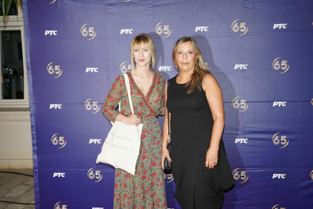 <p>Tanja Peternek Aleksić pojavila se na proslavi RTS-a u društvu svoje šarmantne ćerke Tamare</p>