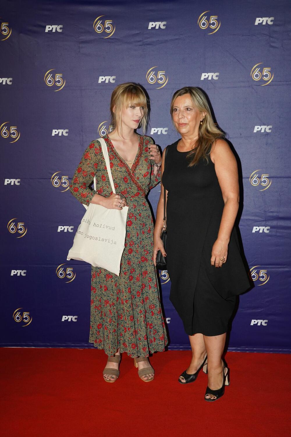 <p>Tanja Peternek Aleksić pojavila se na proslavi RTS-a u društvu svoje šarmantne ćerke Tamare</p>