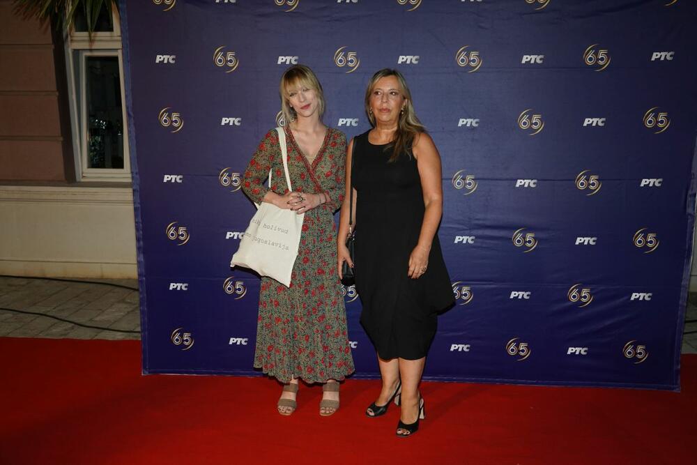<p>Tanja Peternek Aleksić pojavila se na proslavi RTS-a u društvu svoje šarmantne ćerke Tamare</p>