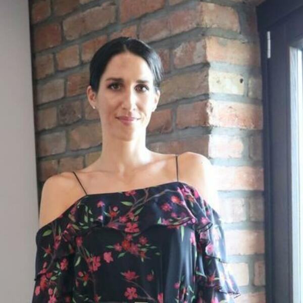 Vratila se u Srbiju, pa sve oduševila IZAZOVNIM AUTFITOM: Jelisaveta Orašanin lepršavom mini-haljinom očarala Beograd