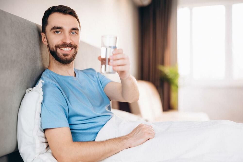 Jedan od saveta za ublažavanje hemoroida je da pijete više vode 