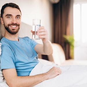 Čaša vode pred spavanje - DA ILI NE? Nauka dala odgovor na pitanje koje muči ljude svih godina