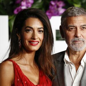 Damski, SUPERSTAJLIŠ, pod ruku s mužem: Amal Kluni među prvima stigla na Mostru i održala MODNU LEKCIJU